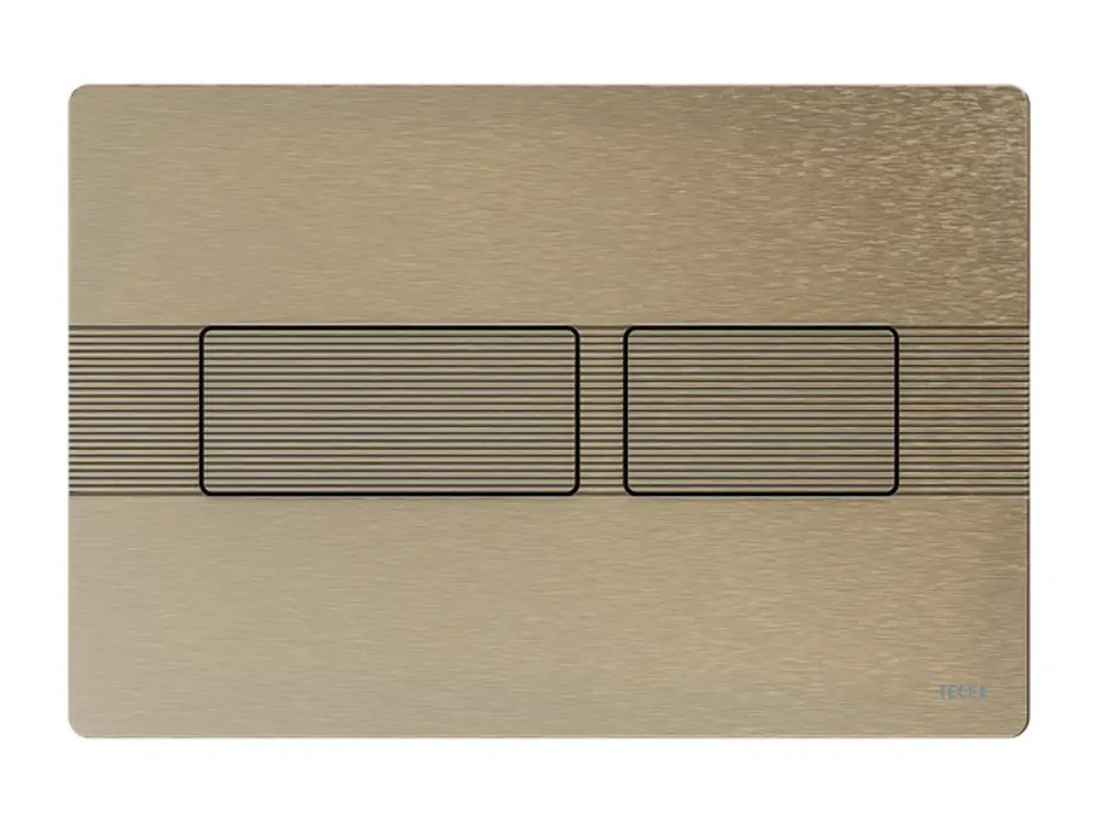 TECE-Betätigungsplatte in gebürstetem Nickel mit Linienstruktur. Flaches, rechteckiges Design und zwei schmalen Betätigungsfeldern.